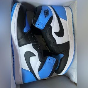 **SOLD** Air Jordan 1 Retro 1 High OG UNC Toe